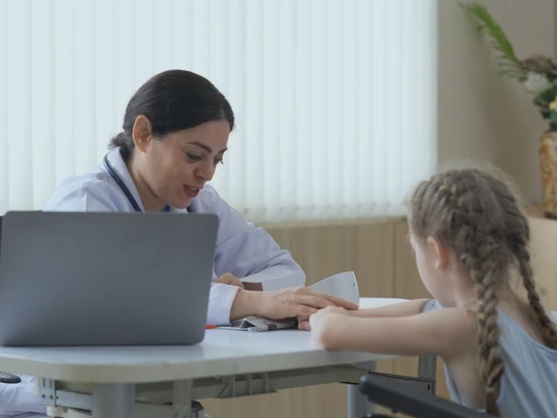 devojčica na pregledu  kod doktorke