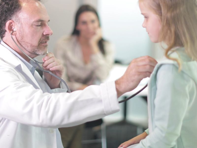 devojčica na pregledu kod lekara
