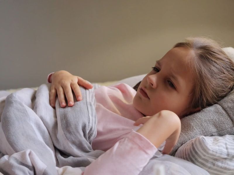 devojčica leži bolesna u krevetu
