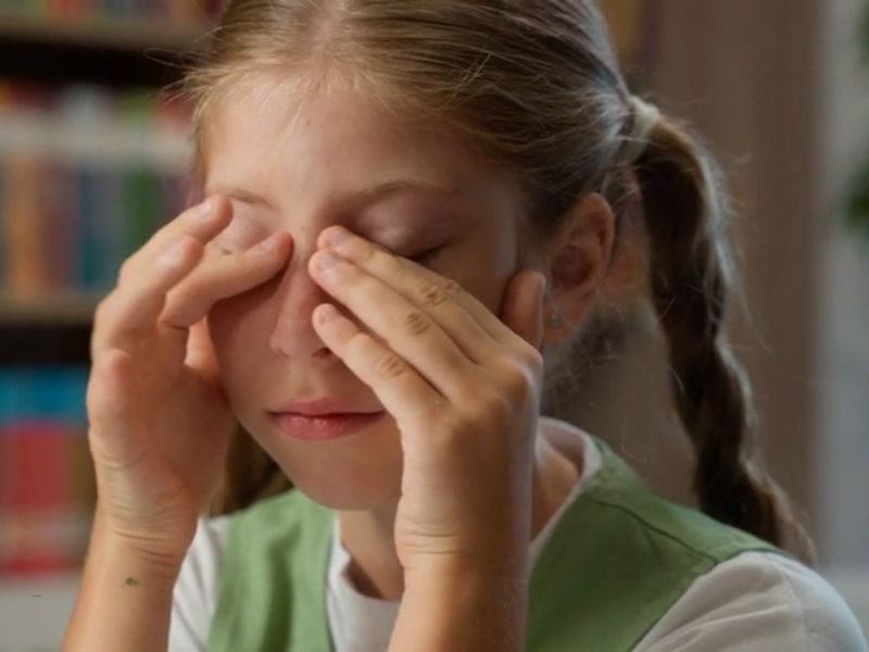 devojčica se drži za glavu jer je bole sinusi