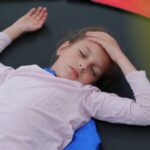 devojčica se drži za glavu jer je boli glava