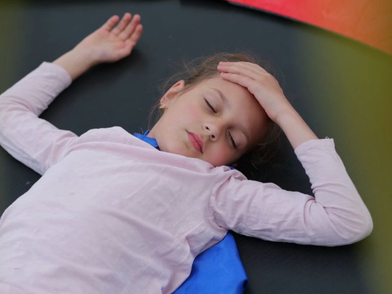 devojčica se drži za glavu jer je boli glava