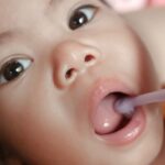 osoba pere bebi desne sa četkicom