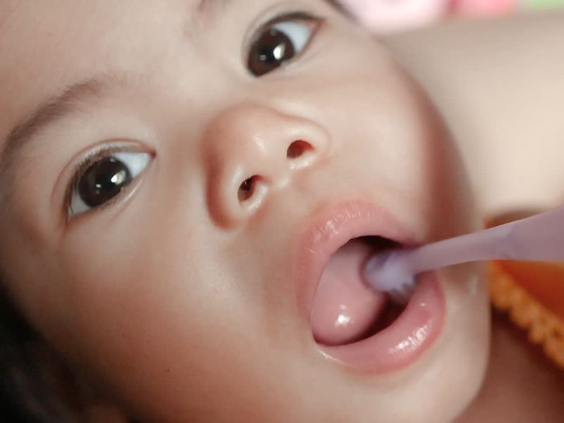 osoba pere bebi desne sa četkicom