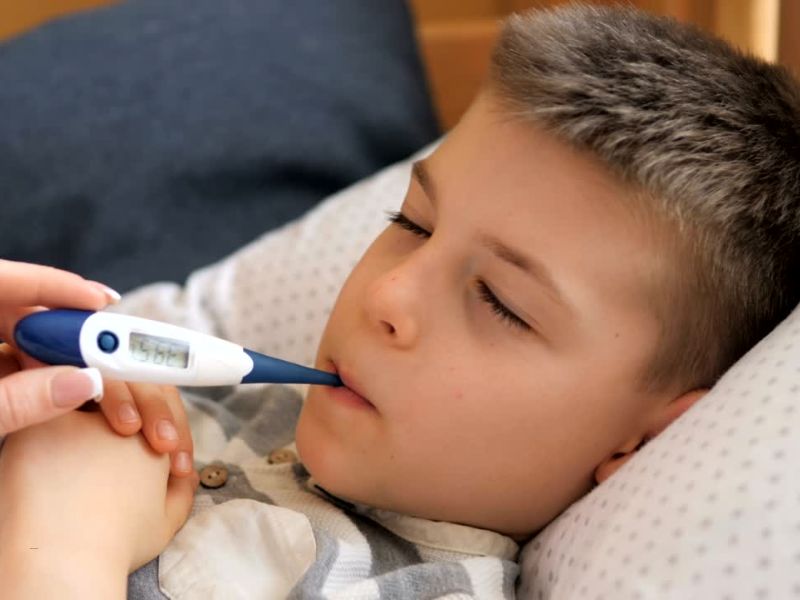 dete meri temoeraturu sa toplomerom u ustima