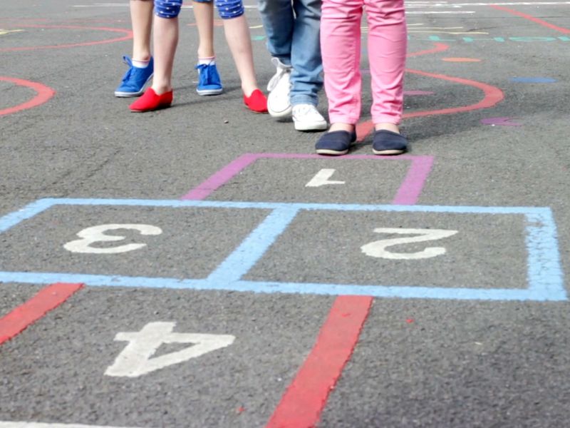 grupa dece igra školicu