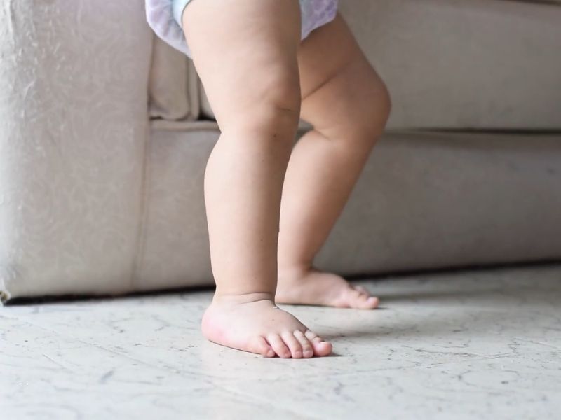 beba stoji na nogama