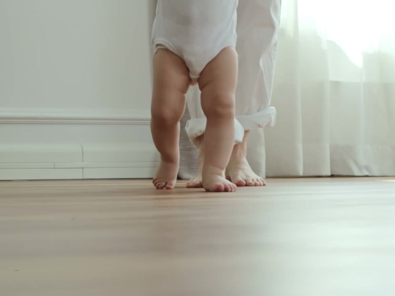 učenje bebe da hoda