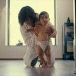 majka uči bebu da se oslanja na noge