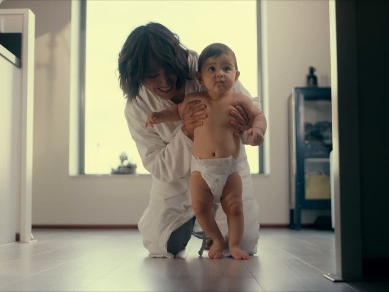 majka uči bebu da se oslanja na noge