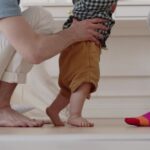 majka i otac uče dete da šeta