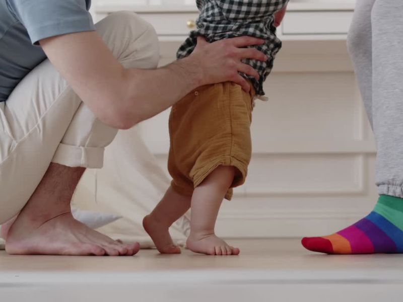 majka i otac uče dete da šeta