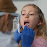 devojčica na pregledu grla i jezika kod doktora