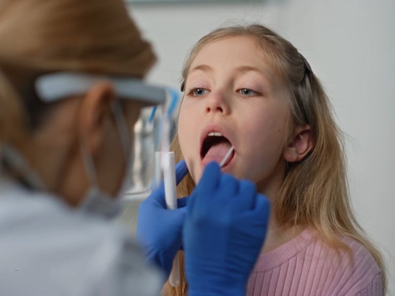 devojčica na pregledu grla i jezika kod doktora