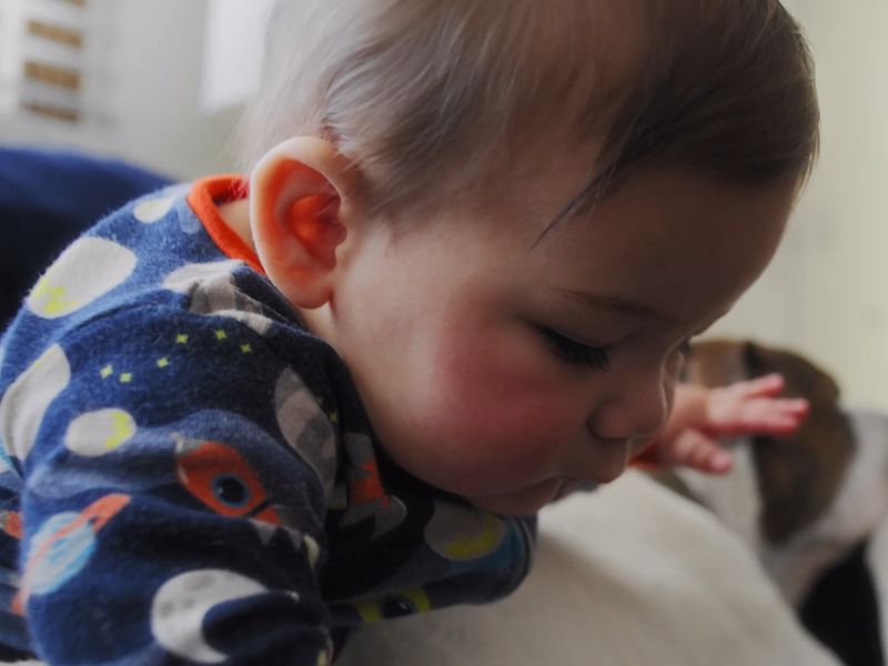 prikaz bebe koja ima atopijski dermatitis na obrazima