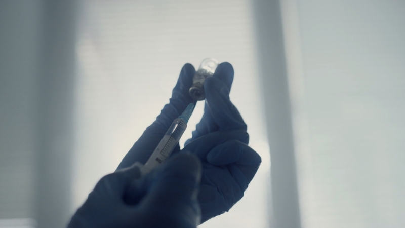 Medicinski tehničar puni špric HPV vakcinom iz bočice