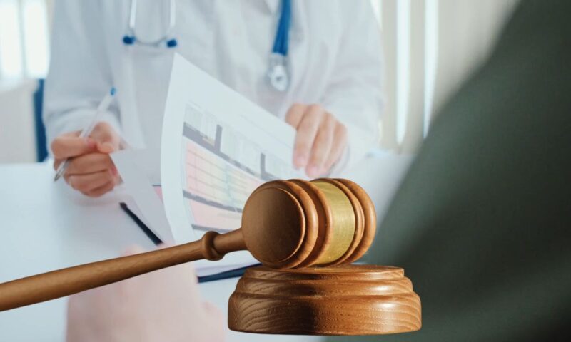 prikaz advokatske palice i lekara koji proverava karton pacijenta koji sedi ispred njega